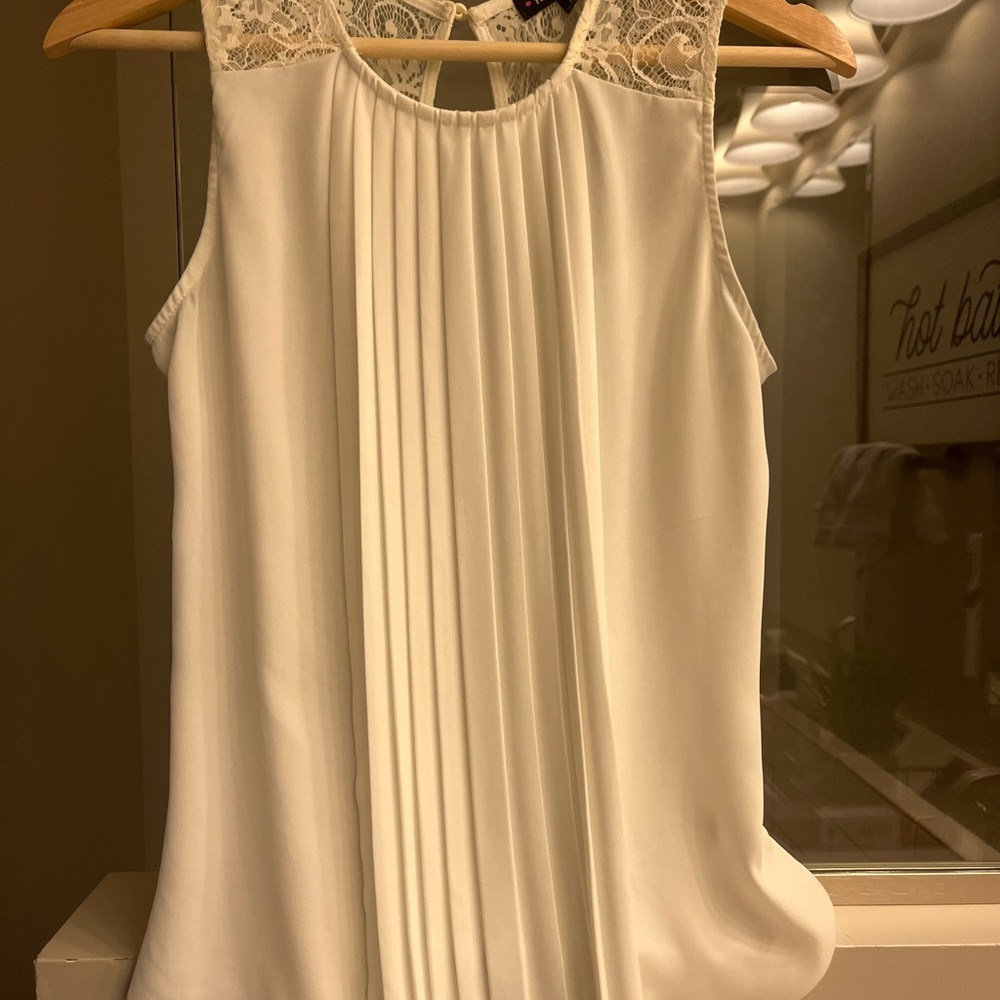 Ivory lace work tank!